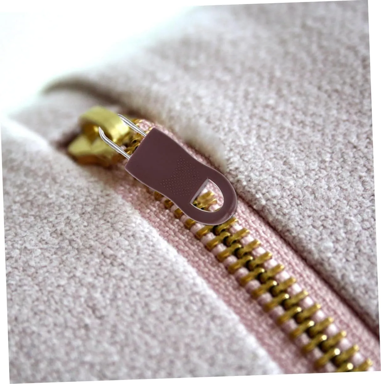 HOMSFOU 2 Sets Multifunctional Zipper Pulls Zipper Resin Repair Parts for Handbags Coats Backpacks and Luggage with Buckle Structure