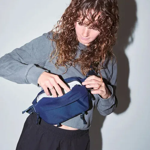 Moment Everything Sling (Black, 2L)