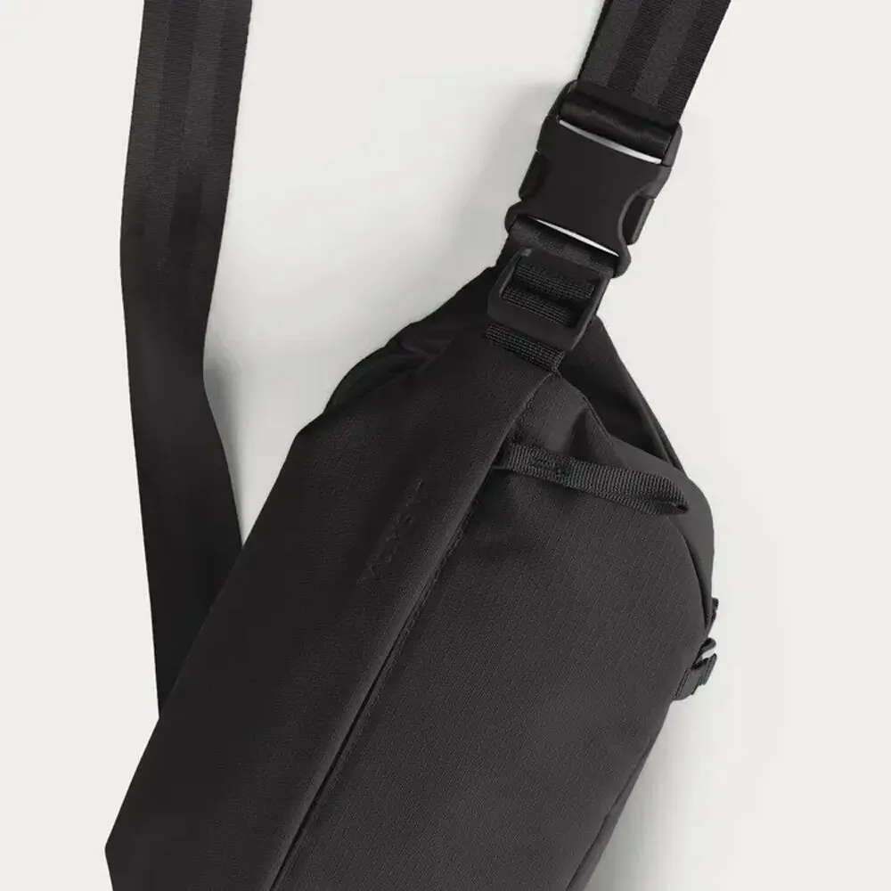 Moment Everything Sling (Black, 2L)